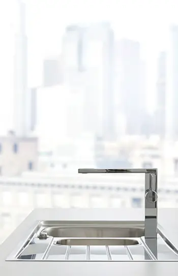 Einhebelarmatur vor großer Fensterfront.