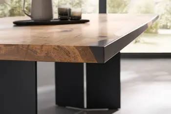 Nahansicht der Tischkante eines Design Esstisches aus Massivholz.