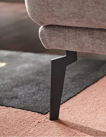 Schwarzer Fuß eines grauen Sofas.