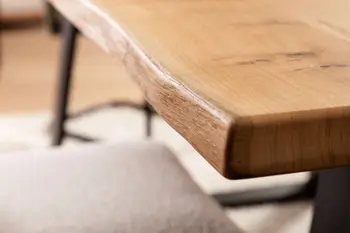 Ungerade Tischkante eines Massivholz Esstisches aus Wildeiche.