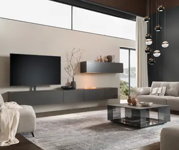 Anthrazitfarbene Wohnwand mit Fernseher in dezent eingerichtetem Wohnzimmer mit Couchtisch und Sofa.