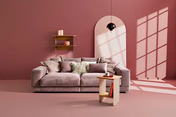Rosa Cord Sofa in rosa Interior mit Regal und Beistelltisch 