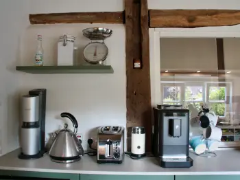 Küchengeräte in einer modernen Familienküche