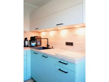 Kochnische einer kleinen, grünen Küche