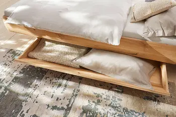 Detailbild von Bettkasten eines Doppelbetts aus Massivholz.