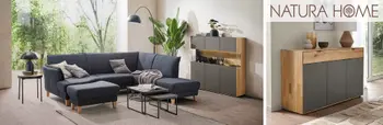 Blaues Ecksofa mit hoelzernem Highboard und Kommode