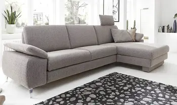 Graues Ecksofa mit Kopfstütze am äußersten Sitz.