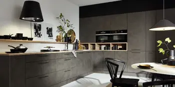 Moderne Küchengeräte in einer stilvollen Ausstellung mit hochwertiger Ausstattung und ansprechendem Design.