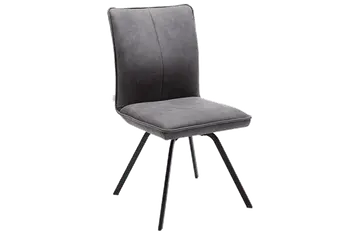 Gemütliches Esszimmer mit Massivholz Esstisch, um den graue Stühle mit und ohne Armlehne stehen.