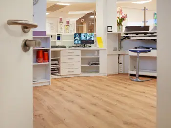 Rückansicht des Tresens mit diversen Verstauungsmöglichkeiten