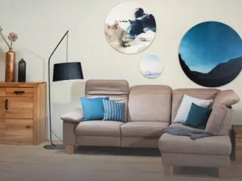 Diverse Wohnzimmermöbel mit Dekoration und Bildern an der Wand