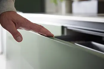 Nahaufnahme einer glänzenden UV-Küchenfront