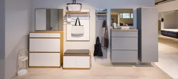 Garderobenmöbel in Möbelausstellung