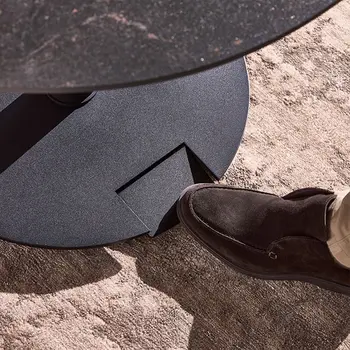 Detailbild von höhenverstellbarem Couchtisch per Fußpedal.