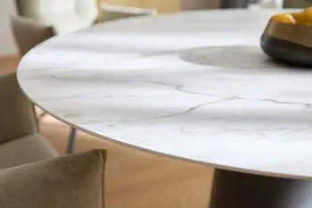 Detailbild von Keramiktischplatte in Marmoroptik eines rundes Esstischs.