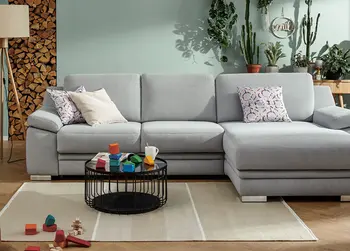 Holz, Metall, Kunststoff, Leder, Kunstleder und Stoff eigenen sich als Materialien für die Couch.