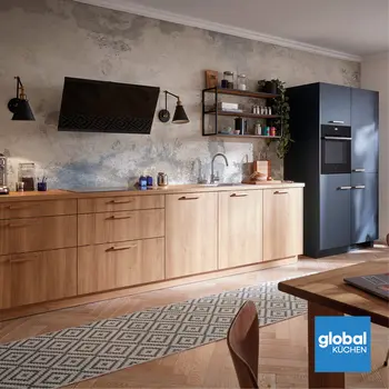 Moderne Küche mit Holzfronten und dunklem Hochschrank, Global Küchen.