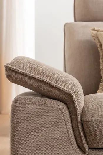 Verstellbare Armlehne eines beigen Sofas.