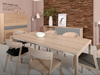 Massivholtisch mit Stühlen in der Ausstellung