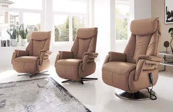 Drei braune Relaxsessel mit unterschiedlichen Fußgestellen in einem hellen Raum.