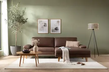 Braunes Ecksofa mit klappbaren Armlehnen in einem modernen hellen Wohnzimmer.