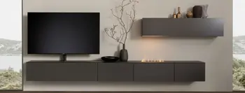 Schwarze Wohnwand mit einem integrierten Kamin, der an ist und einem Hängeboard, dekoriert mit mehreren Vasen in grau, grün und Rosegold in einem modernen Wohnzimmer.