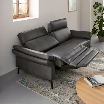 Graue Design Leder Garnitur in Relaxposition. 