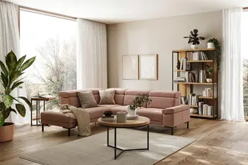 Rosa Ecksofa in einem hellen modernen Wohnzimmer mit einem Couchtisch und Regal im Industrial Look.