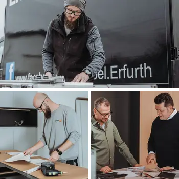 Montagemitarbeiter und Kundenberater bei der Arbeit.