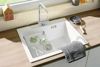 Weiße Keramikspüle mit Vorfensterarmatur