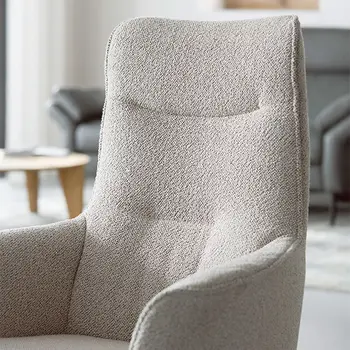 Rückenlehne eines hellgrauen Relaxsessels.