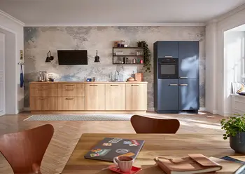 Holz Küche mit blauen Hochschränken in einem hellen Raum.