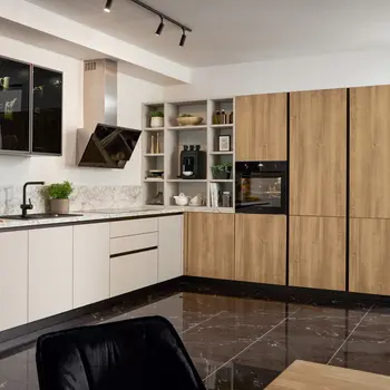 Moderne Küchenzeile in Fronten aus Holz und in cremeweiß.&nbsp;