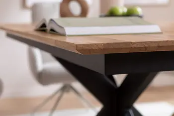 Schweizer Tischkante eines hochwertigen Esstischs mit Massivholz-Tischplatte und schwarzem Gestell.