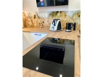 Kochfeld in einer Küche mit Holz-Optik