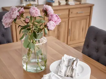 Blumenstrauß auf gedecktem Tisch