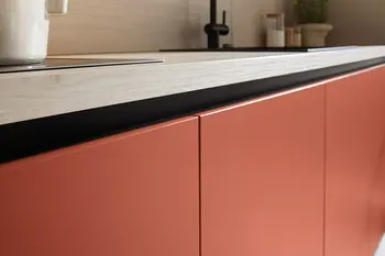 Helle Arbeitsplatte bei farbiger Front - wirkt ruhiger als gedacht
