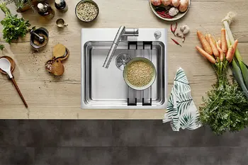 Edelstahlspüle mit Ablagefach über dem Spülbecken.