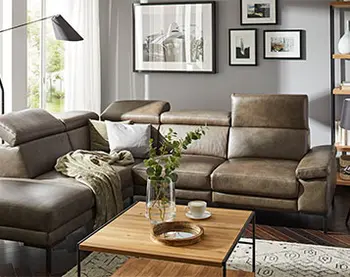 Olivgrünes Ledersofa mit klappbaren Kopfstützen.