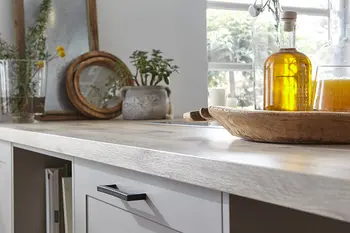 Ästhetisch dekorierte Landhausküche