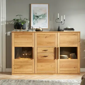 Sideboard aus Massivholz mit Glaseinsätzen in den Türen links und rechts und Schubläden in der Mitte.