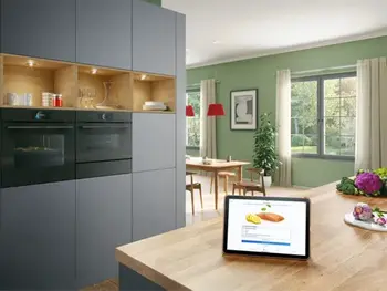 Tablet auf einer Kücheninsel, auf der ein Rezept abgebildet ist.