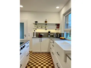 Gesamtansicht einer Einbauküche in einem Altbau