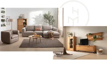 Graues Sofa mit braunesm Ledersessel und Massivholzwohnwand.