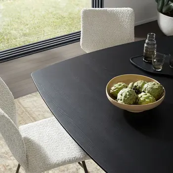 Dunkler Design Esstisch mit abgerundeten Ecken von oben.