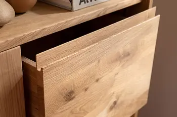 Detailbild von Schublade eines Sideboards aus massiver Wildeiche.