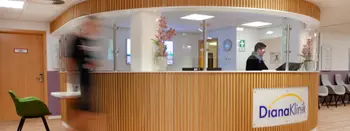 Empfangstresen in der DianaKlinik in moderner Leistenoptik