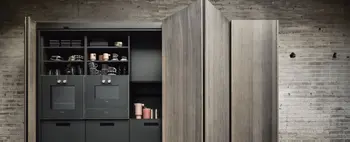 Das Pocketsystem von next125 bietet eine Küchenzeile, die man zuklappen kann, um den Raum ruhiger wirken zu lassen.&nbsp;