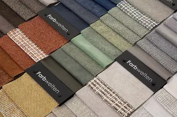 Stoffmuster in verschiedenen Farben für Sofa Contur Caruso.