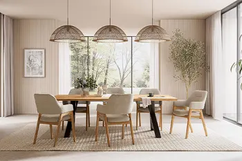 Großes Esszimmer mit Esstisch aus Wildeiche und sechs Armlehnstühlen mit beigem Stoff.